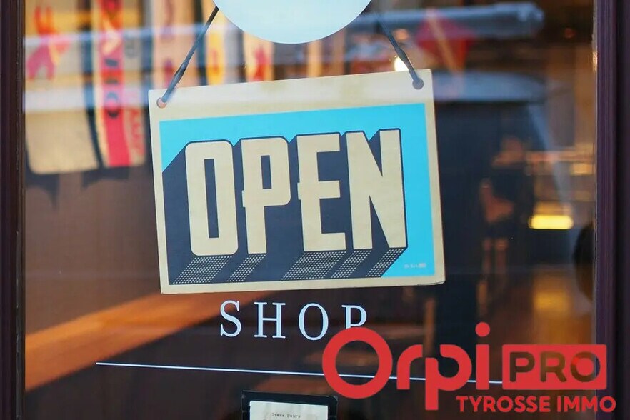 Retail in Saint-Vincent-de-Tyrosse for lease - Building Photo - Image 2 of 3