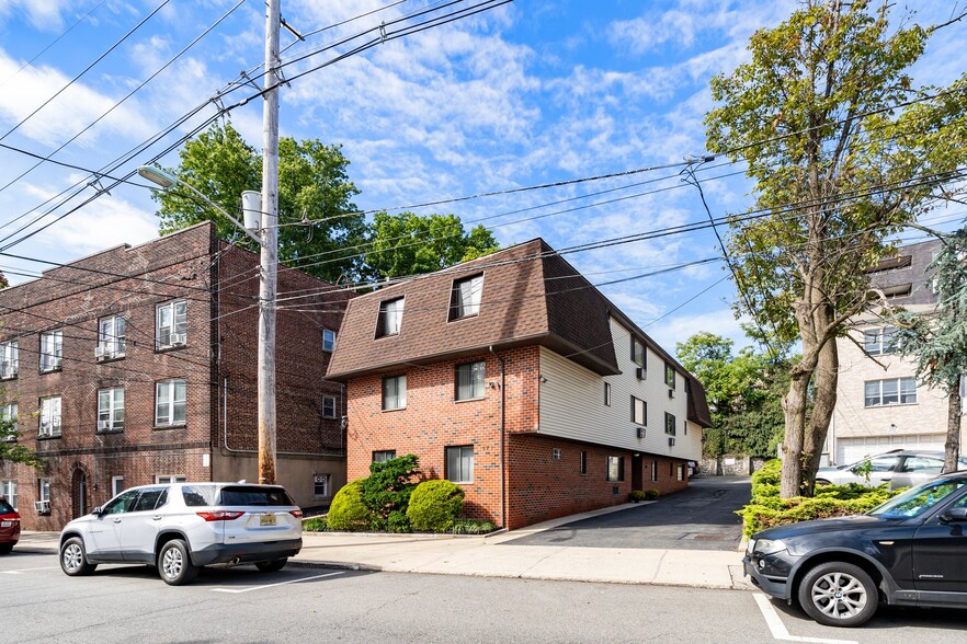 371 Gorge Rd, Cliffside Park, NJ for sale - Building Photo - Image 2 of 13