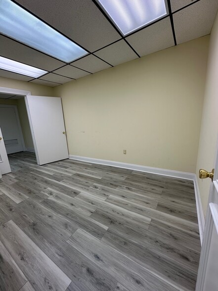 1804 Oak Tree Rd, Edison, NJ for lease - Interior Photo - Image 3 of 7