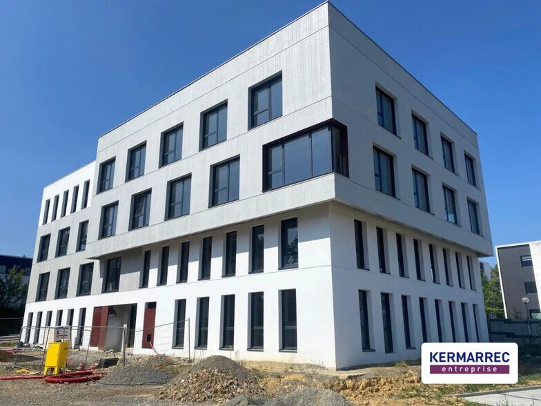 Office in Chartres-de-Bretagne for sale - Building Photo - Image 1 of 4