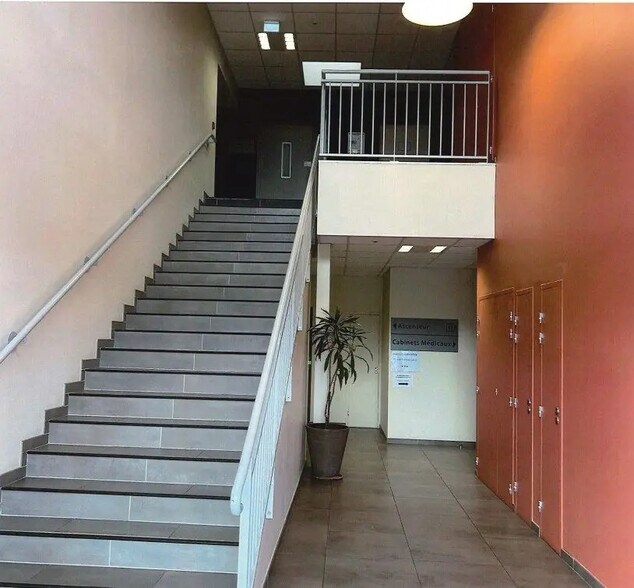 Retail in Lescar for lease - Lobby - Image 1 of 2