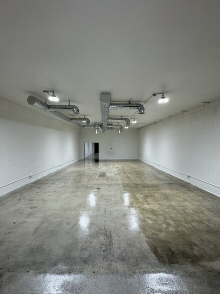 10432 Burbank Blvd, North Hollywood, CA for lease - Interior Photo - Image 2 of 9