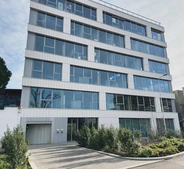Office in Lyon for lease - Building Photo - Image 2 of 20