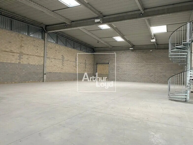 Flex in Lieusaint for lease - Interior Photo - Image 2 of 10