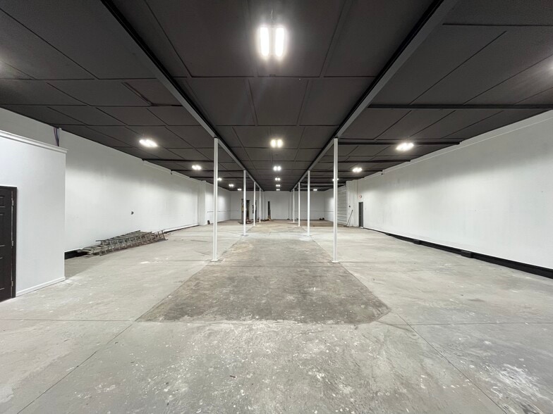 3308 Rozzelles Ferry Rd, Charlotte, NC for lease - Interior Photo - Image 3 of 11