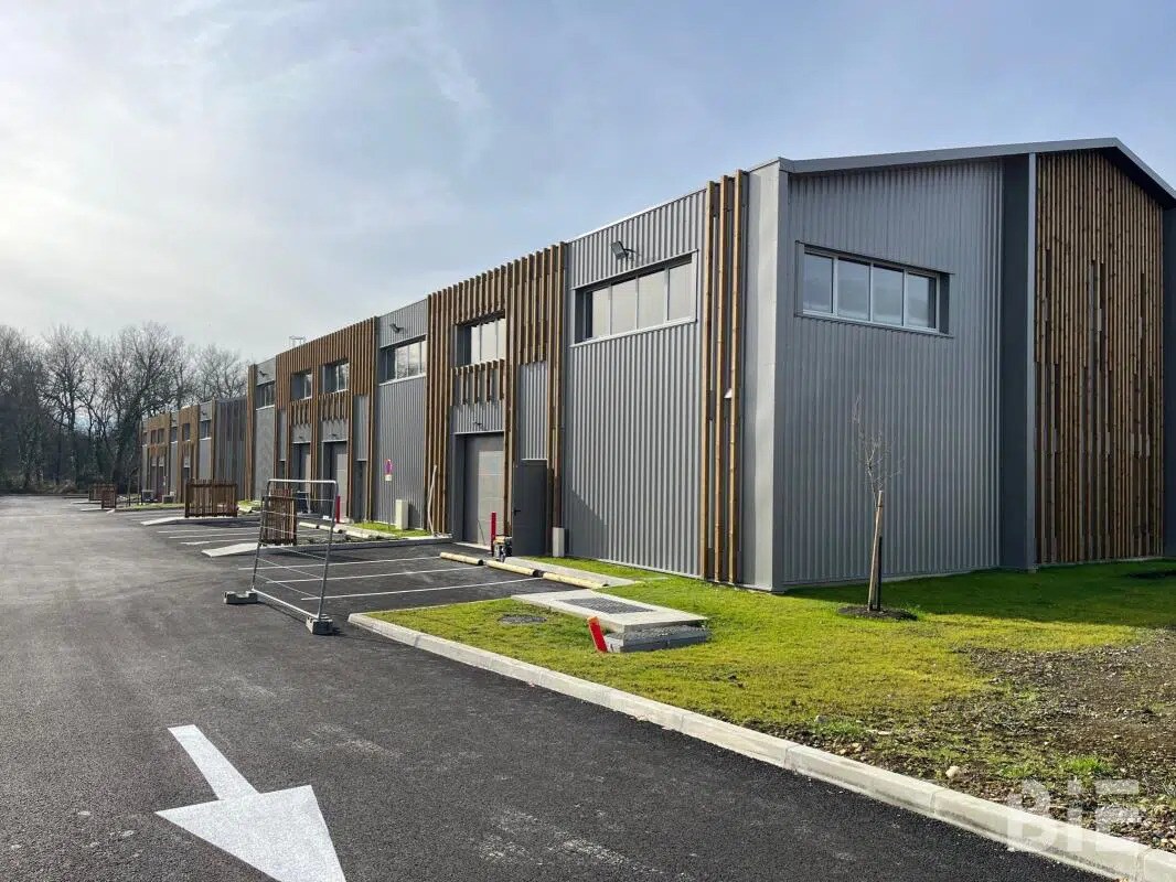 Flex in Pau for lease Building Photo- Image 1 of 9