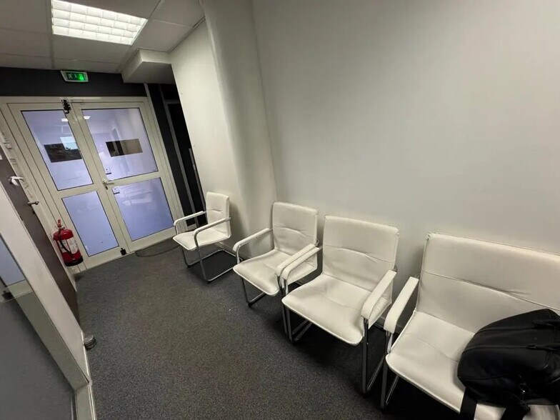 Office in Aubagne for sale - Interior Photo - Image 3 of 6