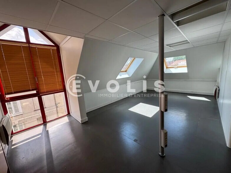 Office in Amiens for lease - Interior Photo - Image 2 of 3