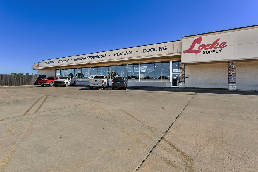 1212 S Woodlawn Blvd, Wichita, KS for lease - Building Photo - Image 1 of 11