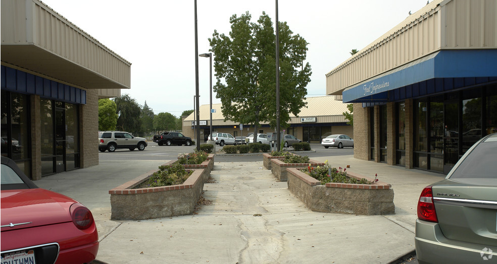 324 Oak St, Bakersfield, CA for lease - Primary Photo - Image 2 of 3