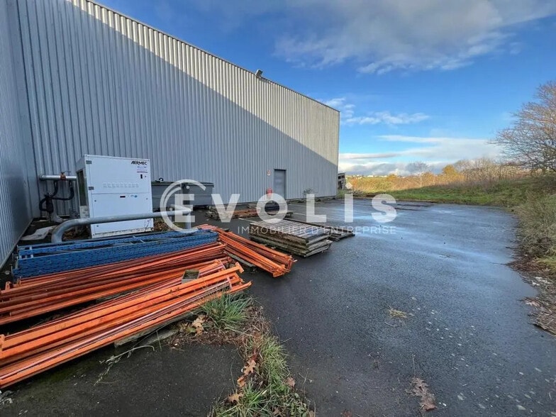 Flex in FLEURIEUX-SUR-L'ARBRESLE for lease - Building Photo - Image 3 of 17