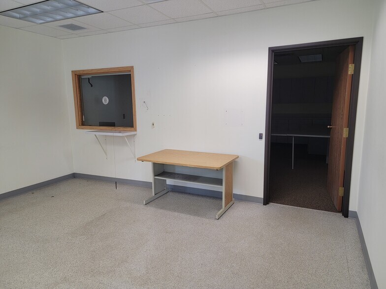 300 S Peach Ave, Marshfield, WI for lease - Lobby - Image 2 of 13