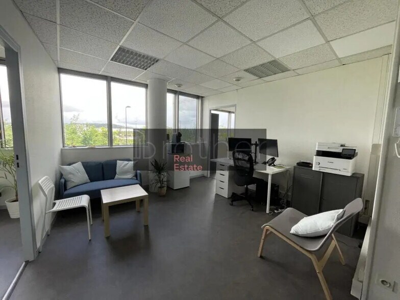 Office in Bordeaux for lease - Interior Photo - Image 2 of 3