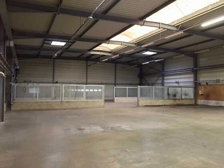 Flex in Marseille-en-Beauvaisis for lease - Interior Photo - Image 3 of 10