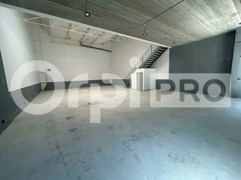 Office in Vaux-le-Pénil for lease - Interior Photo - Image 2 of 5