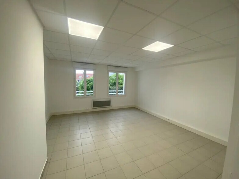 Office in Morsang-sur-Orge for lease - Interior Photo - Image 2 of 4