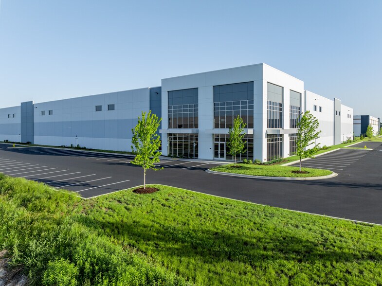 W210 N12975 Gateway Crossing Xing, Richfield, WI for lease - Building Photo - Image 2 of 4