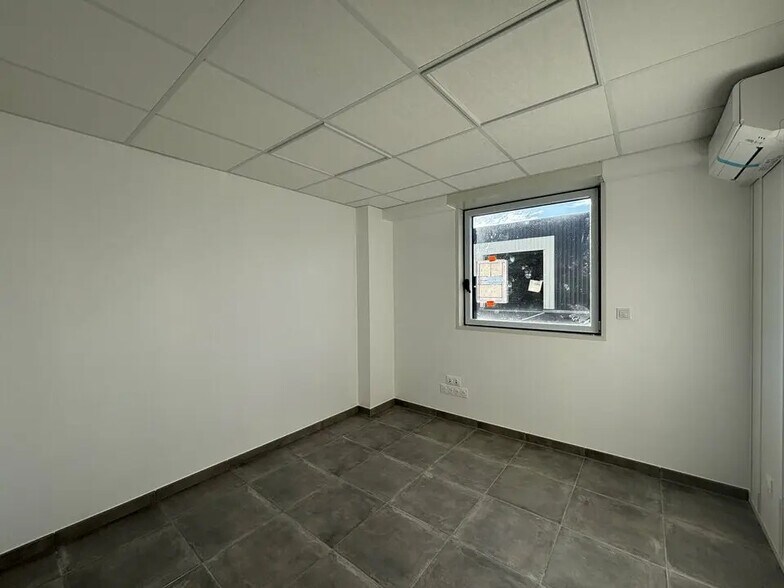 Flex in Jonage for lease - Interior Photo - Image 2 of 19