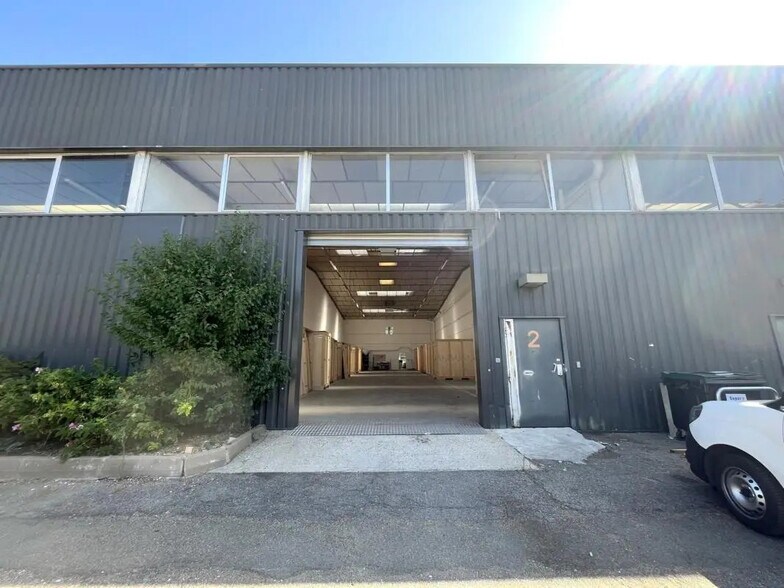 Flex in Coignières for lease - Building Photo - Image 1 of 10