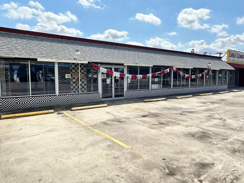 804, 806, 808 Lockhill Selma portfolio of 3 properties for sale on LoopNet.com - Building Photo - Image 2 of 27