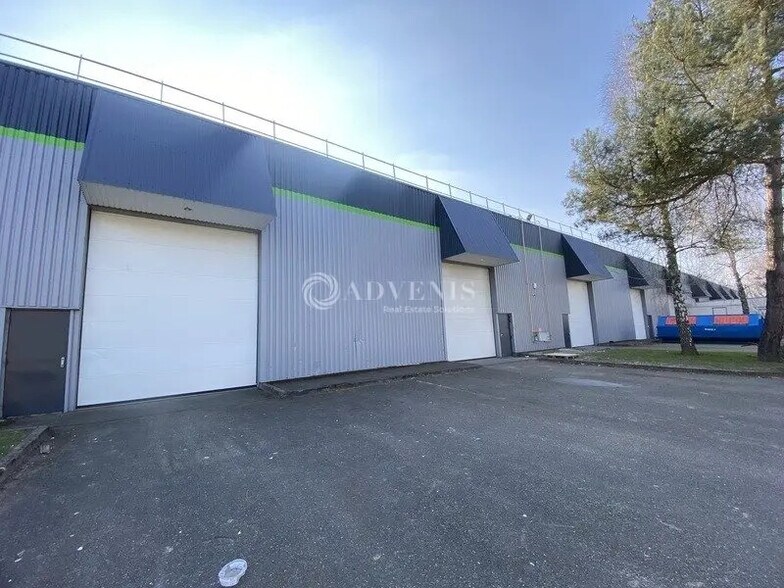 Industrial in Coignières for lease - Building Photo - Image 3 of 5