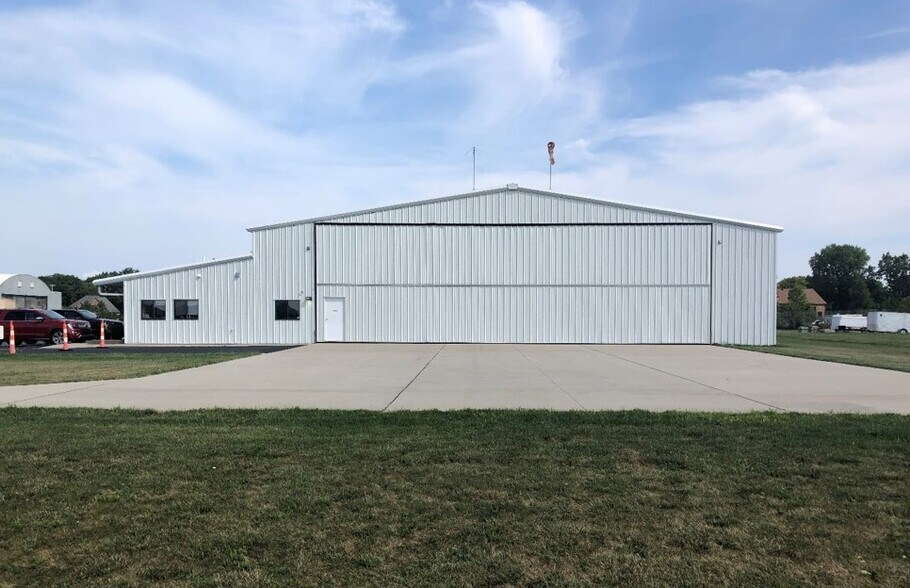 9161 Groh Rd, Grosse Ile, MI 48138