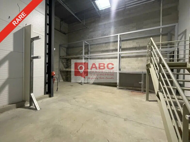 Flex in Mudaison for lease - Interior Photo - Image 3 of 6