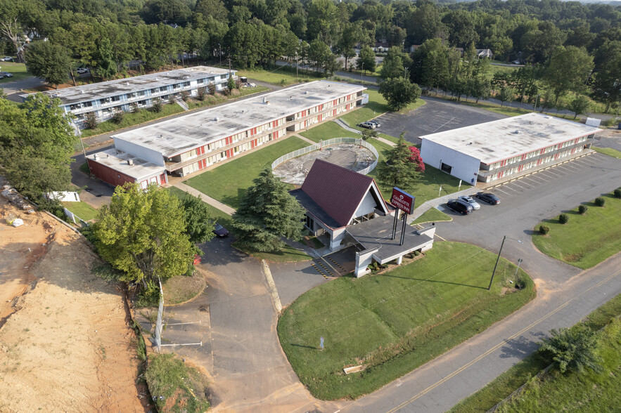 153 Unit Hotel/ Studios - Charlotte NC portfolio of 2 properties for sale on LoopNet.com - Building Photo - Image 1 of 26