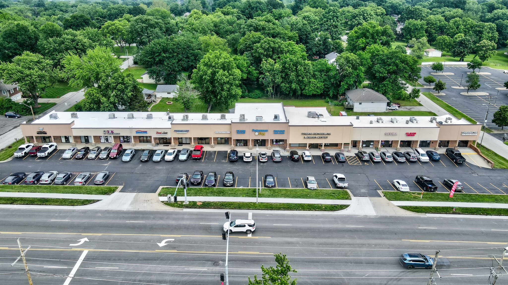 8101-8129 N Oak Tfwy, Kansas City, MO for lease Building Photo- Image 1 of 18