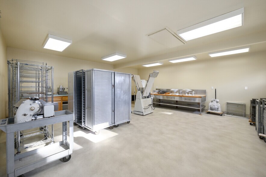 212 NE D St, Willamina, OR for sale - Interior Photo - Image 2 of 34