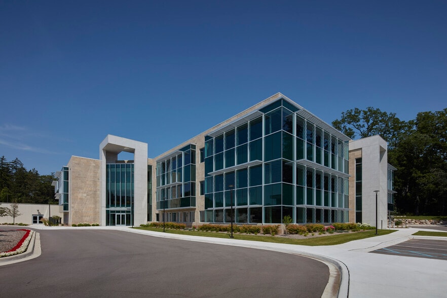 40705 Woodward Ave, Bloomfield Hills, MI for lease - Building Photo - Image 1 of 3