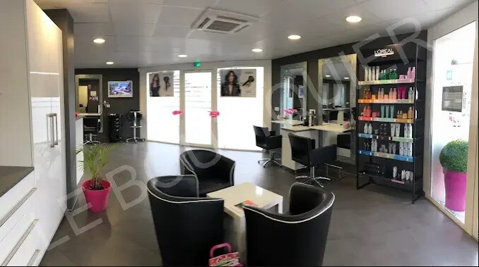 Retail in Saint-Mitre-les-Remparts for sale - Interior Photo - Image 3 of 3