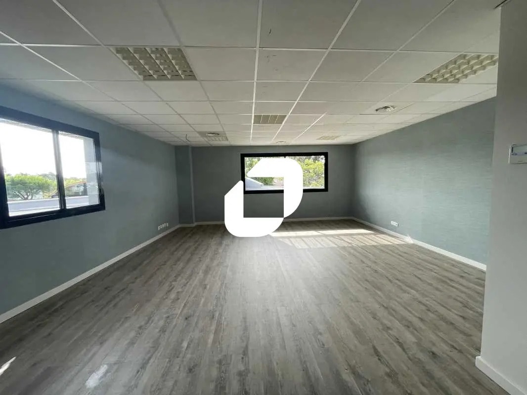 Office in La Teste-de-Buch for lease Interior Photo- Image 1 of 8