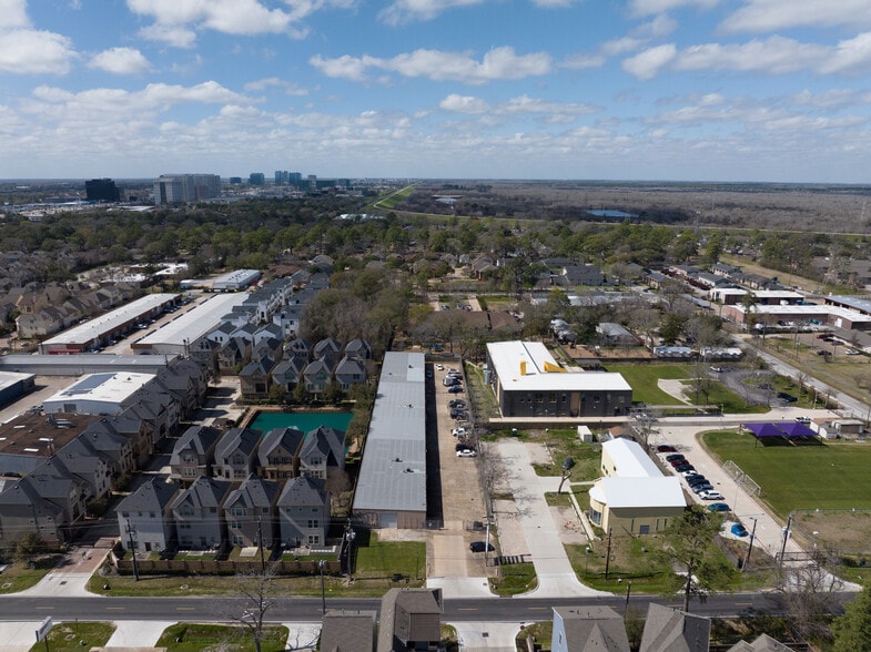 1411 Upland Dr, Houston, TX for lease - Building Photo - Image 3 of 36