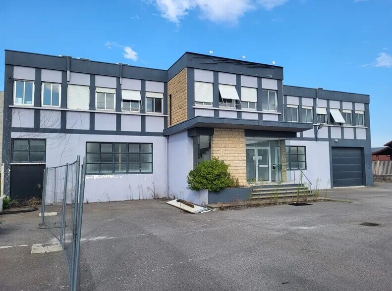 Flex in Décines-Charpieu for lease - Building Photo - Image 1 of 7