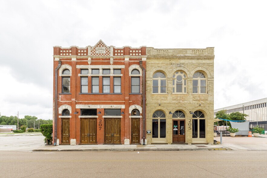 207 E Constitution St, Victoria, TX for lease - Building Photo - Image 2 of 23