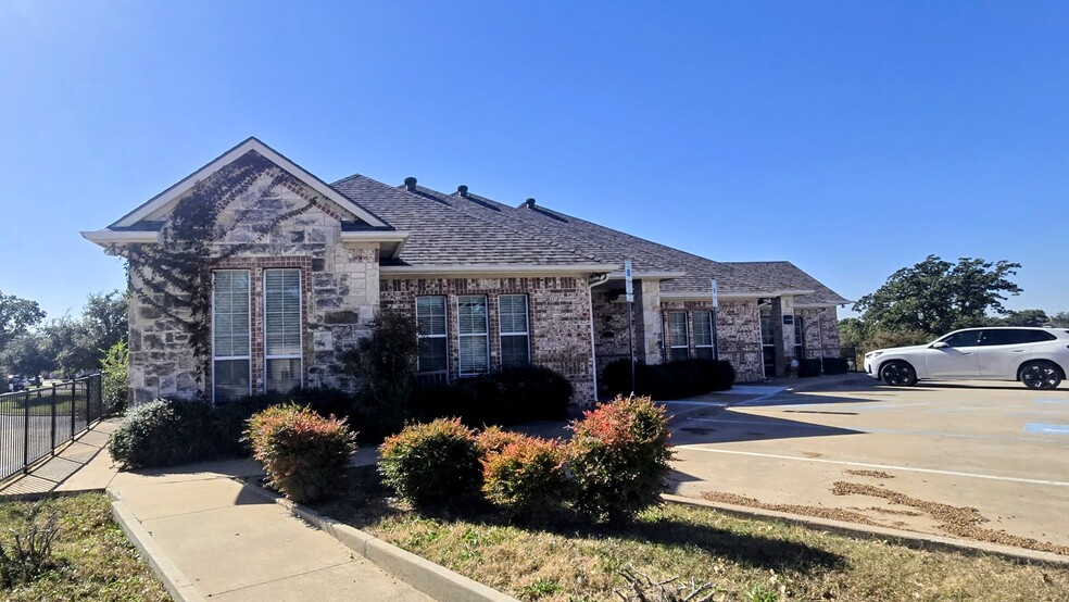 1205 Bent Oaks Ct, Denton, TX for sale - Building Photo - Image 3 of 55