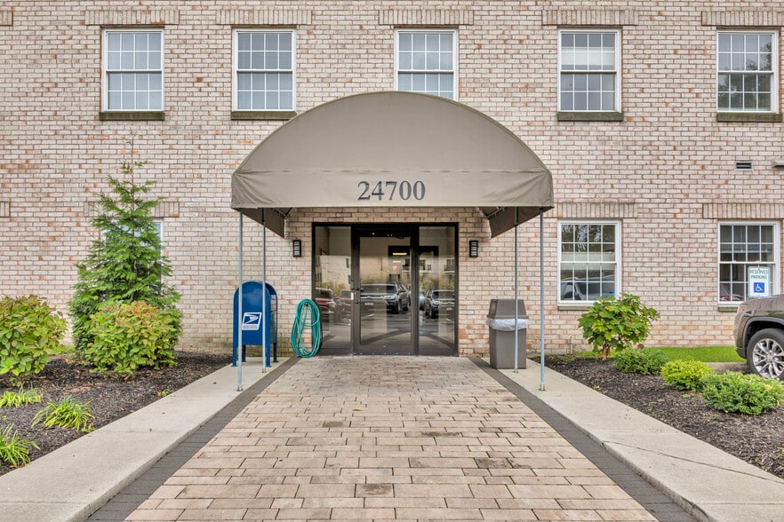24700 Center Ridge Rd, Westlake, OH for lease - Building Photo - Image 3 of 6
