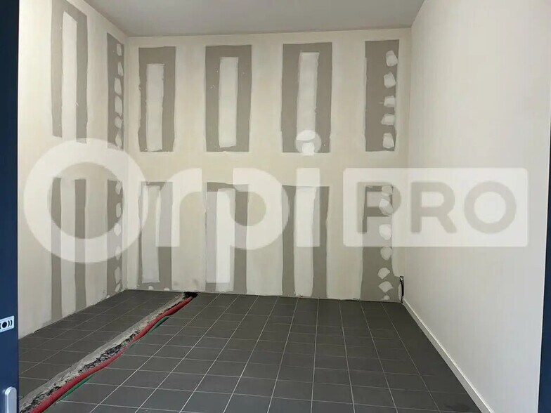 Flex in SÉRÉZIN-DU-RHÔNE for lease - Building Photo - Image 1 of 14