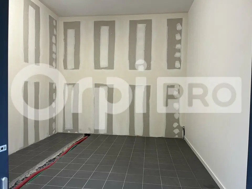 Office in Sérézin-du-Rhône for lease Primary Photo- Image 1 of 11