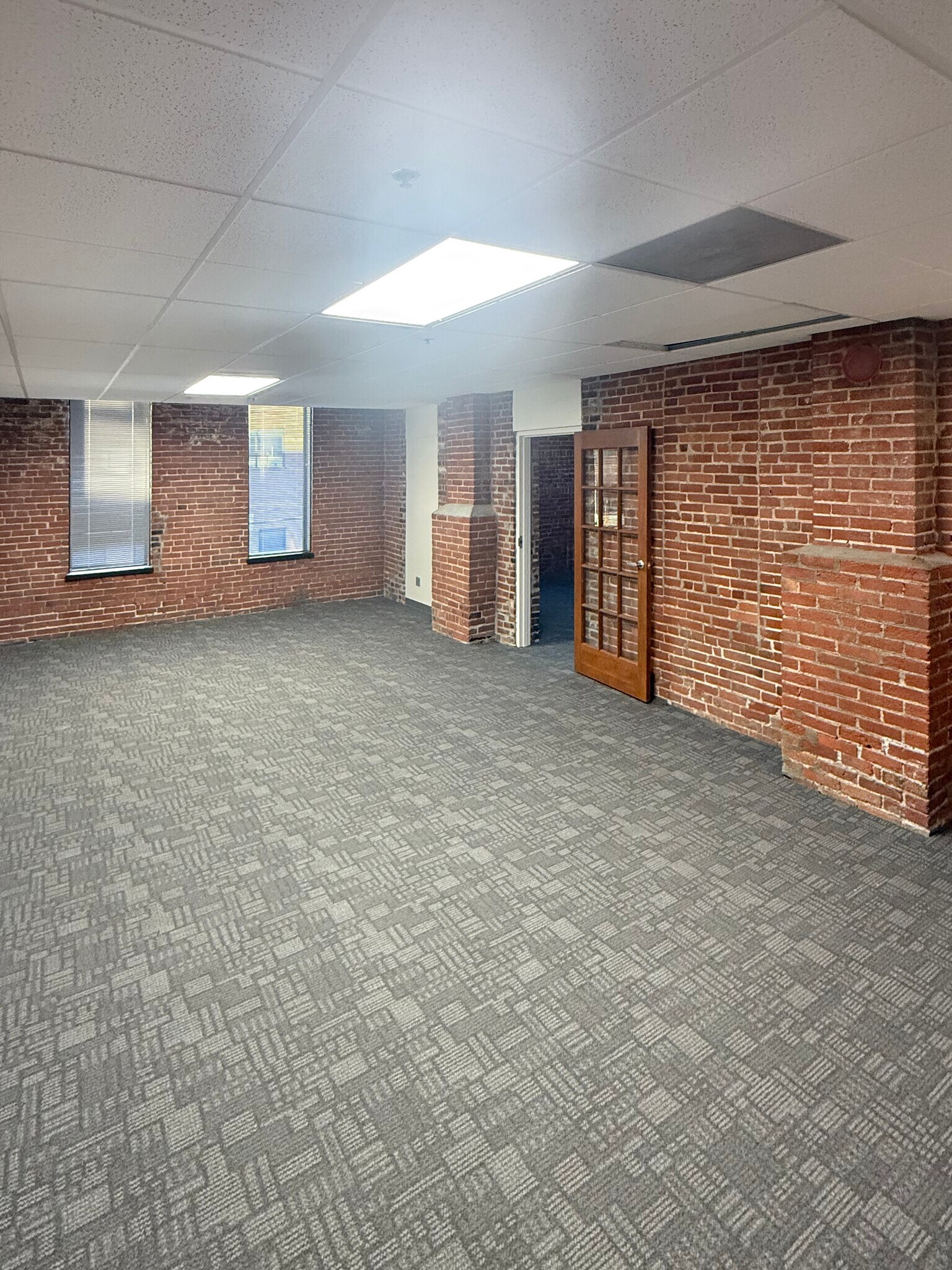 1925 Central St, Kansas City, MO for lease Interior Photo- Image 1 of 4