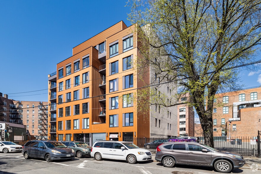 138-25 Barclay Ave, Flushing, NY for sale - Building Photo - Image 1 of 27