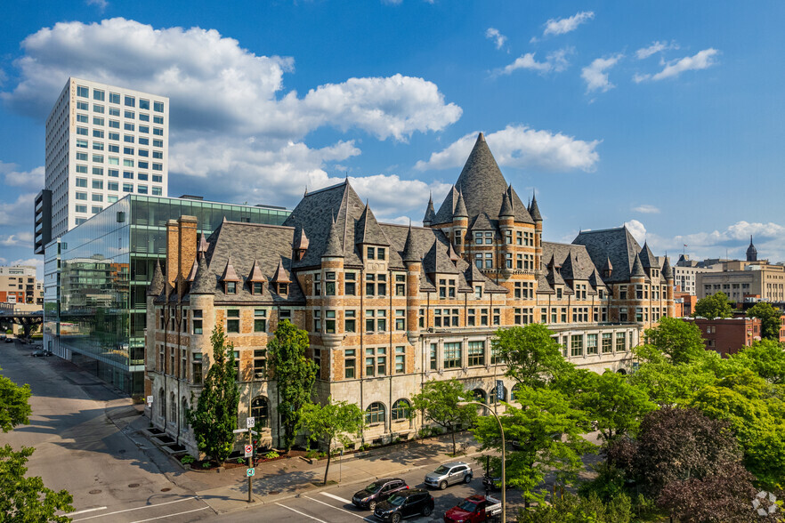 700 Rue Saint-Antoine E, Montréal, QC for sale - Primary Photo - Image 1 of 1