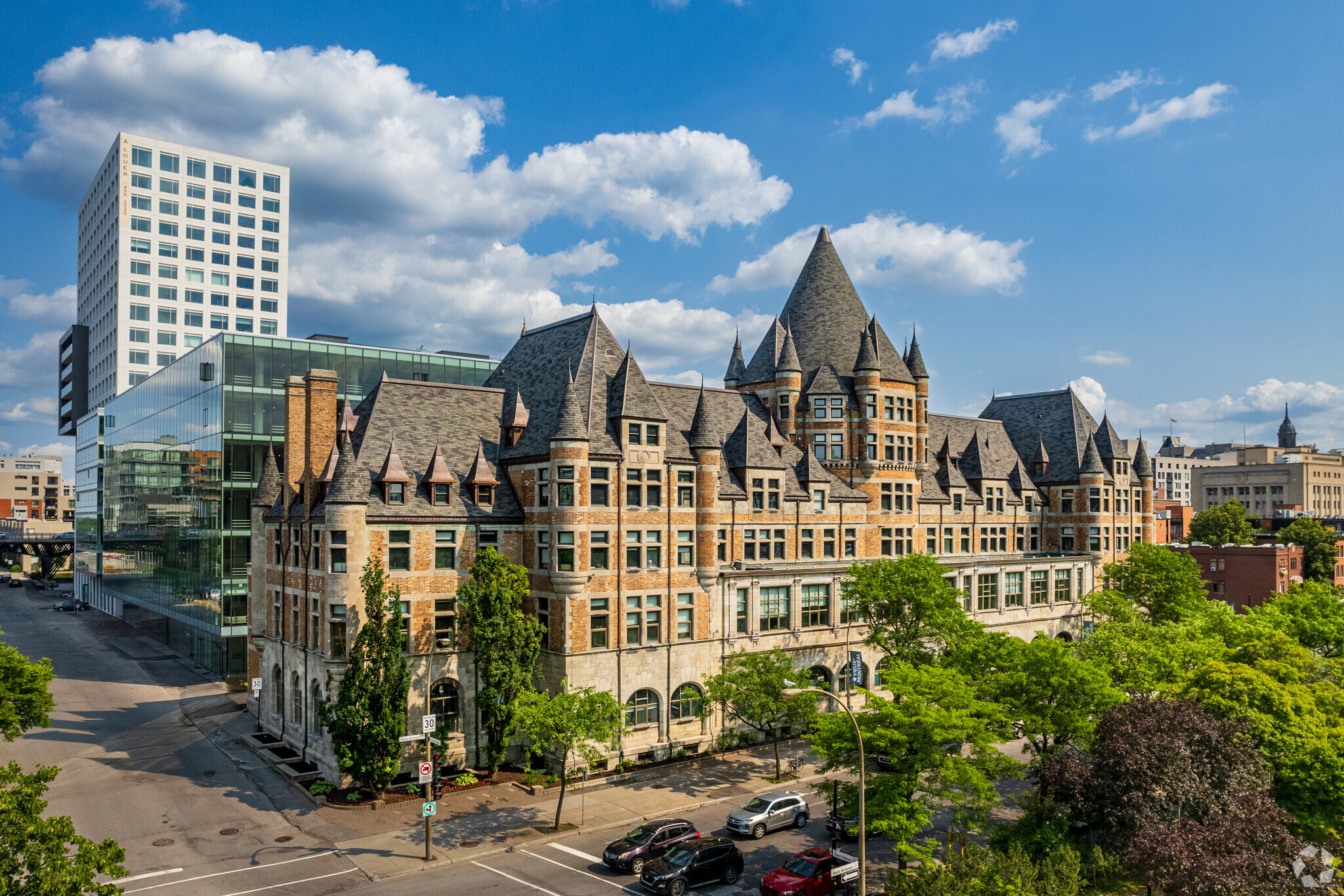 700 Rue Saint-Antoine E, Montréal, QC for sale Primary Photo- Image 1 of 1