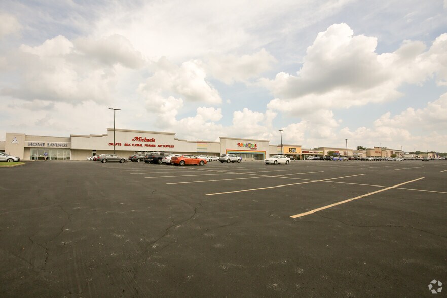 908-1000 Great East Plz, Niles, OH for sale - Primary Photo - Image 1 of 1