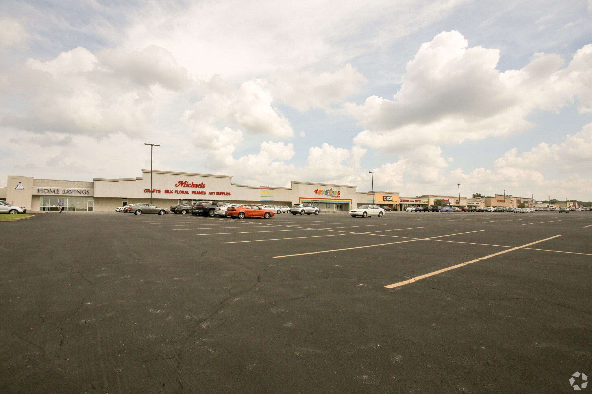 908-1000 Great East Plz, Niles, OH for sale Primary Photo- Image 1 of 1