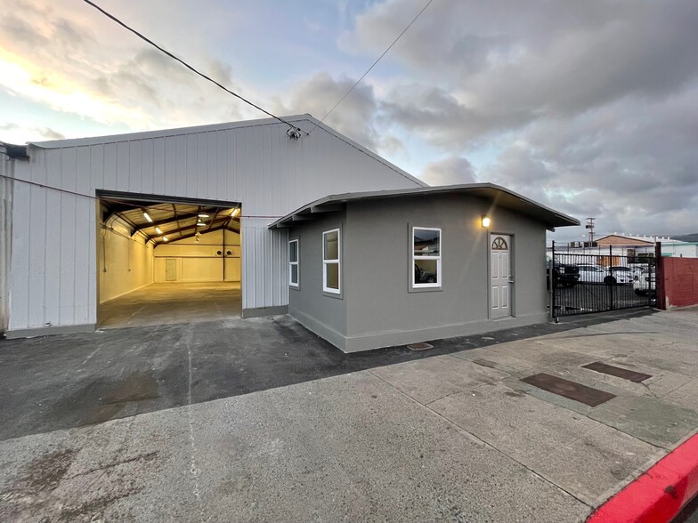 674 Ahua St, Honolulu, HI for lease - Building Photo - Image 1 of 17