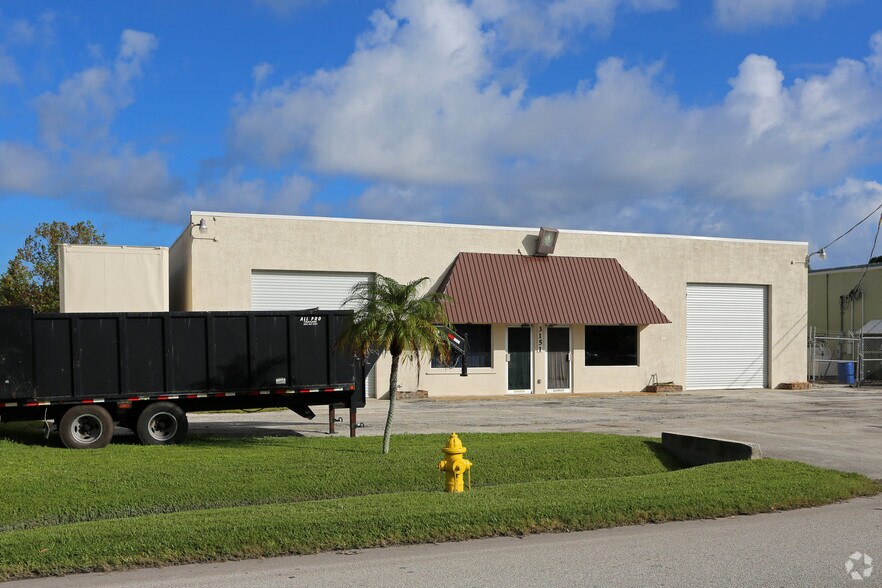 3132 SE Jay St, Stuart, FL for sale - Primary Photo - Image 1 of 1