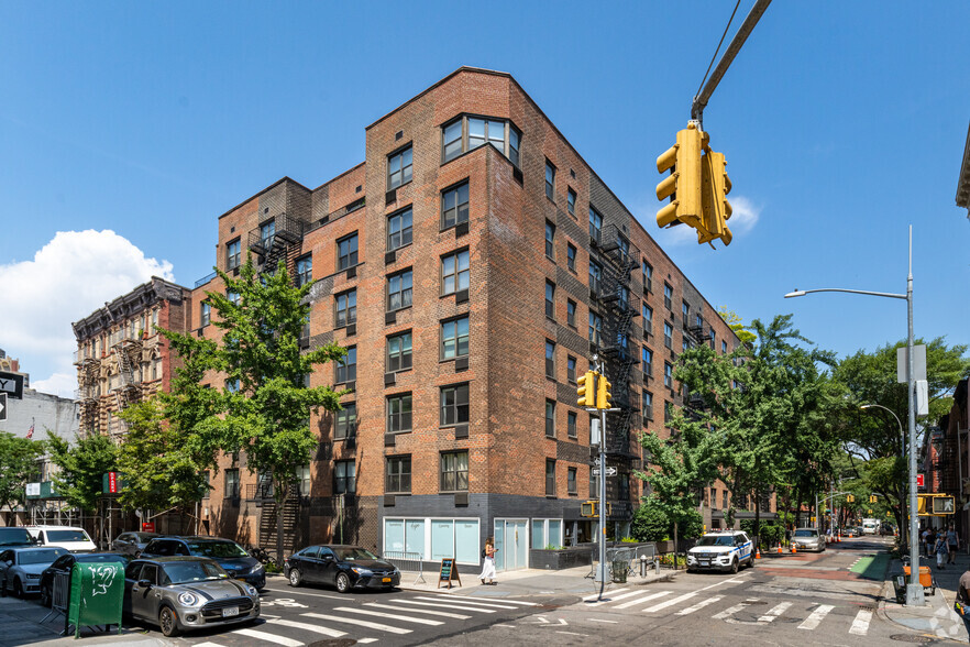 350-364 Bleecker St, New York, NY for lease - Primary Photo - Image 1 of 3