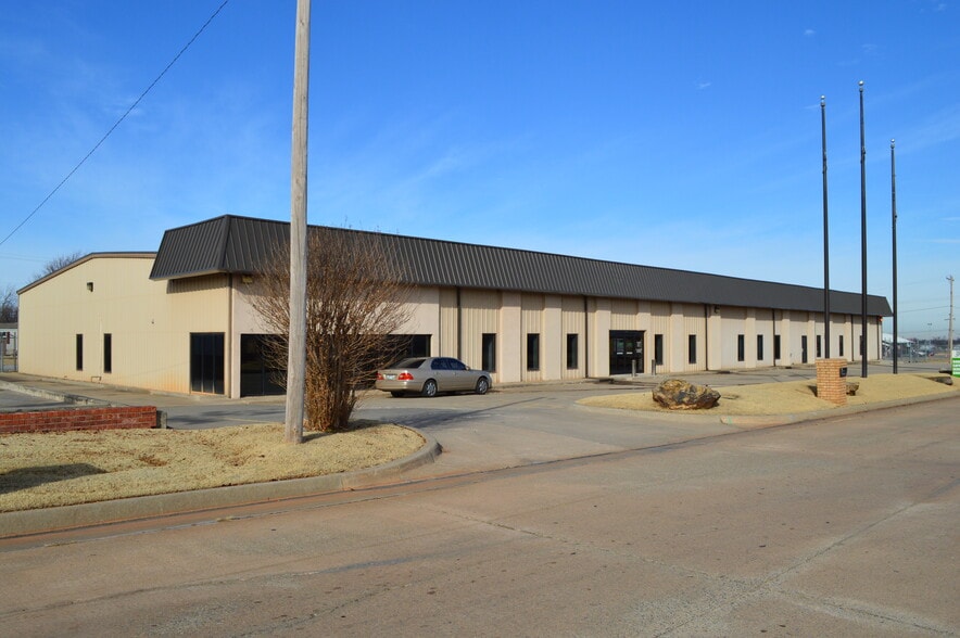 8317 Gateway Ter, Oklahoma City, OK for sale - Building Photo - Image 3 of 22